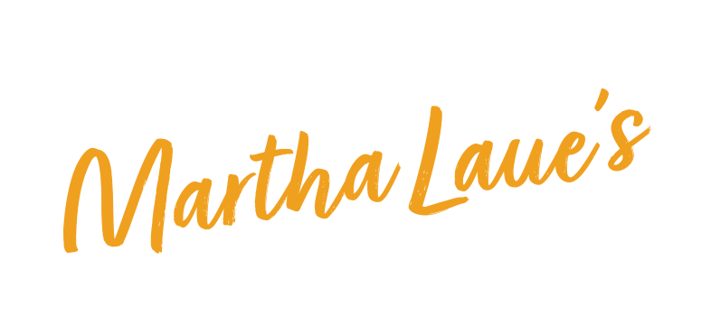 05 2023_Schriftzug_Martha Laues_RGB schräg.png@2x 05 2023_Schriftzug_Martha Laues_RGB schräg.png@2x